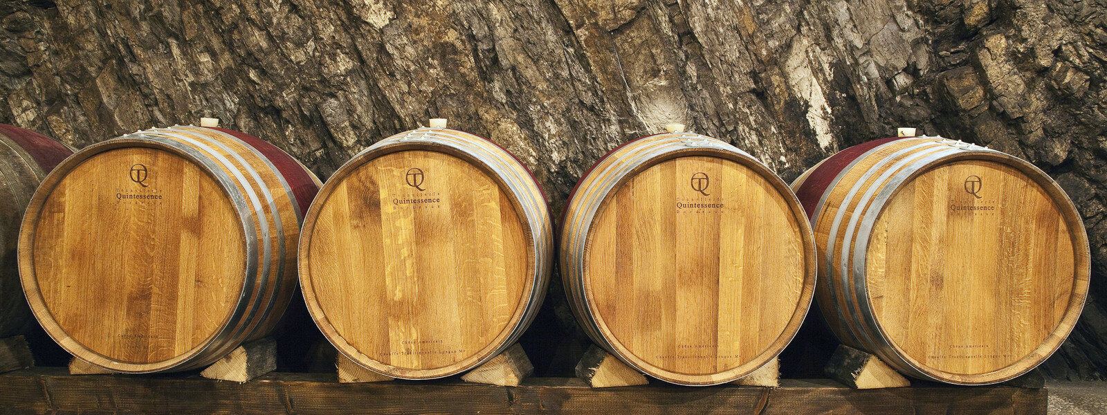 4 Weinfässer stehen vor einer Steinwand © Weingut Schwaab, Wolfgang Linnartz 4 Weinfässer stehen vor einer Steinwand © Weingut Schwaab, Wolfgang Linnartz