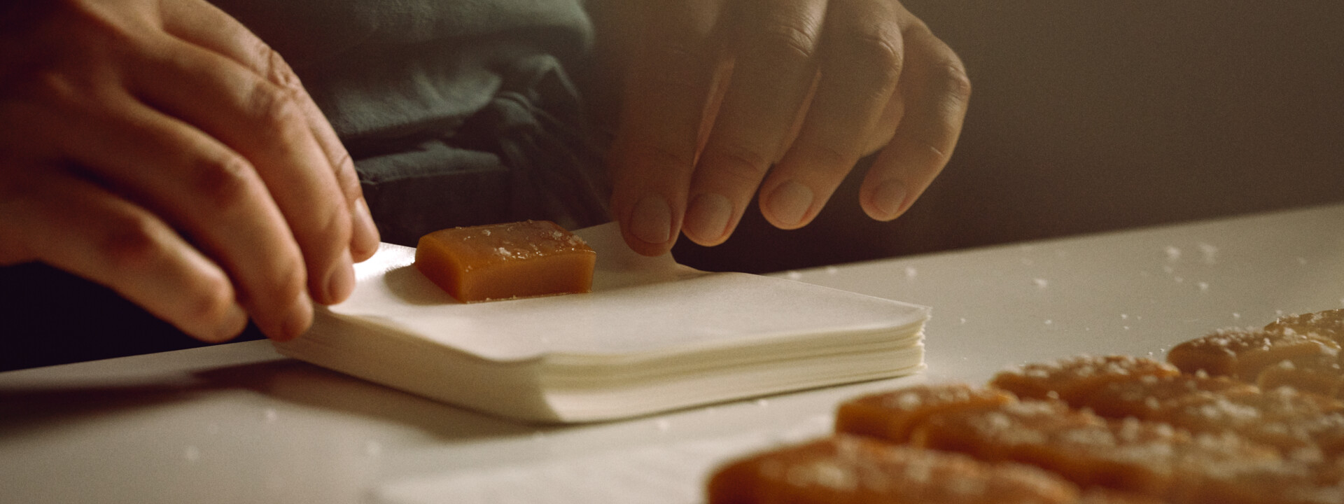 Karamell von Fräulein Diehl © Philip Bruederle  Karamell von Fräulein Diehl wird geschnitten © Philip Bruederle