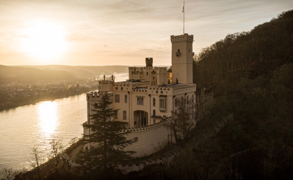 Luftaufnahme vom Schloss Stolzenfels beim Sonnenuntergang mit dem Rhein im Hintergrund © Koblenz-Touristik GmbH, Christian Görtz Luftaufnahme vom Schloss Stolzenfels beim Sonnenuntergang mit dem Rhein im Hintergrund © Koblenz-Touristik GmbH, Christian Görtz