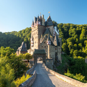 Burg Eltz © Rheinland-Pfaltz Tourismus GmbH, Dominik Ketz Die Burg Eltz von vorne umgeben vom grünen Wald © Rheinland-Pfaltz Tourismus GmbH, Dominik Ketz