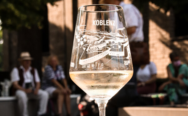 Weißwein Koblenz Glas Weinführung © Koblenz-Touristik GmbH, Johannes Bruchhof Glas Weißwein steht im Vordergrund während der Führung Weinspaziert © Koblenz-Touristik GmbH, Johannes Bruchhof