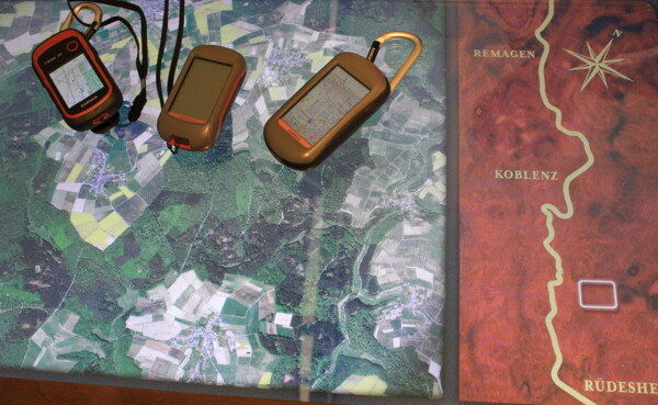 GPS-Geräte Geocaching Koblenz © Koblenz-Touristik GmbH GPS-Geräte liegen auf einem Luftbild © Koblenz-Touristik GmbH