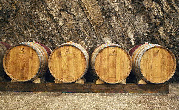 © Weingut Schwaab, Wolfgang Linnartz 4 Weinfässer stehen vor einer Steinwand © Weingut Schwaab, Wolfgang Linnartz