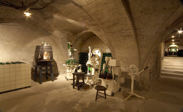 Fässer und Maschinen, die für früher für die Abfüllung von Sektflaschen benutzt wurden © Deinhard KG Fässer und Maschinen, die für früher für die Abfüllung von Sektflaschen benutzt wurden © Deinhard KG