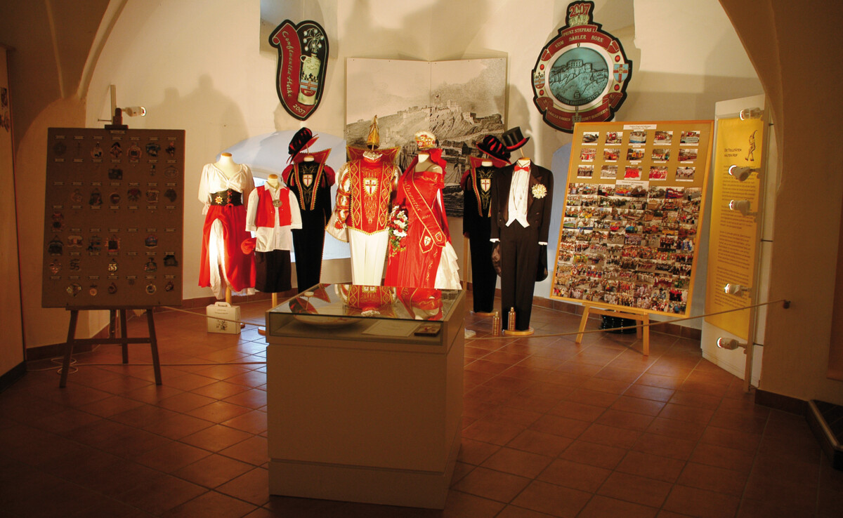 Ausstellung von früherer Kleidung im Rheinischen Fastnachtsmuseum © H.-G. Jäckel Ausstellung von früherer Kleidung im Rheinischen Fastnachtsmuseum © H.-G. Jäckel