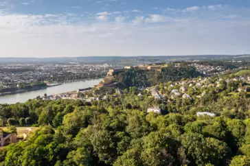 Luftaufnahme von dem Koblenzer Stadtteil Ehrenbreitstein mit der Festung, dem deutschen Eck und dem Zusammenfluss von Rhein und Mosel 