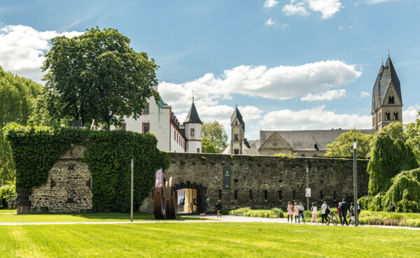 Mauer altes Deutsche Eck Deutschherrenhaus Basilika St. Kastor Koblenz © Koblenz-Touristik GmbH, Dominik Ketz Die Mauer der alten Deutschen Eck mit Türmen des Deutschherrenhauses und der Basilika St. Kastor im Hintergrund © Koblenz-Touristik GmbH, Dominik Ketz