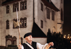 © Koblenz-Touristik GmbH, Picture Colada Stadtführer, bekleidet als früherer Nachtwächter, hält Laterne und Hellebarde vor der Alten Burg in Koblenz © Koblenz-Touristik GmbH, Picture Colada