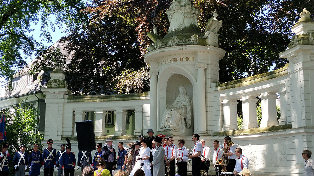 Musiker vor dem Kaiserin-Augusta-Denkmal.jpg © Koblenz-Tourstik GmbH Ein Musikverein und Ehrengäste stehen vor dem Kaiserin-Augusta-Denkmal © Koblenz-Tourstik GmbH