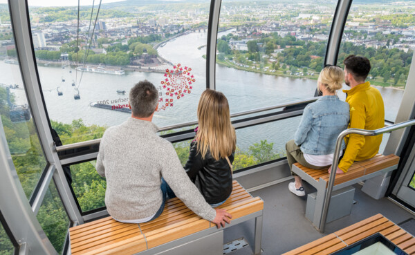 3 Personen in einer Kabine der Seilbahn Koblenz mit Blick auf dem Rhein, der Mosel und dem Deutschen Eck im Hintergrund © Koblenz-Touristik GmbH, Dominik Ketz 3 Personen in einer Kabine der Seilbahn Koblenz mit Blick auf dem Rhein, der Mosel und dem Deutschen Eck im Hintergrund © Koblenz-Touristik GmbH, Dominik Ketz
