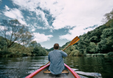 Kanu auf der Lahn © Koblenz-Touristik GmbH, Philip Bruederle Mann von hinten, der in einem Kanu mit Paddel sitzt und über die Lahn fahrt  © Koblenz-Touristik GmbH, Philip Bruederle