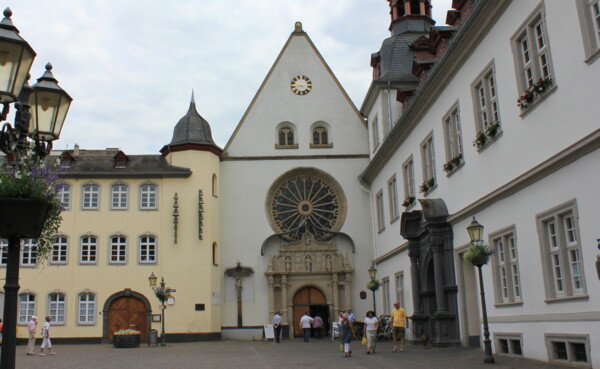 Citykirche © Koblenz-Touristik Rathausplatz mit der Citykirche und dem Rathaus, blauer Himmel im Hintergrund © Koblenz-Touristik