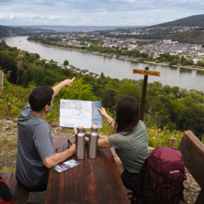 Ausblick Welterbesteig © Ryne und Denise Cook Wanderer blicken auf das Obere Mittelrheintal © Ryne und Denise Cook
