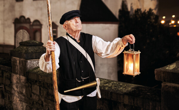 © Koblenz-Touristik GmbH, Picture Colada Stadtführer, bekleidet als früherer Nachtwächter, hält Laterne und Hellebarde vor der Alten Burg in Koblenz © Koblenz-Touristik GmbH, Picture Colada
