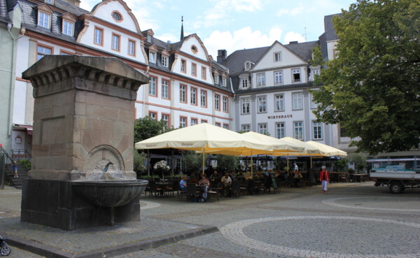 Fountain on the square "Am Plan" in Koblenz with cafes and preserved old buildings in the background © Koblenz-Touristik GmbH Fountain on the square "Am Plan" in Koblenz with cafes and preserved old buildings in the background © Koblenz-Touristik GmbH
