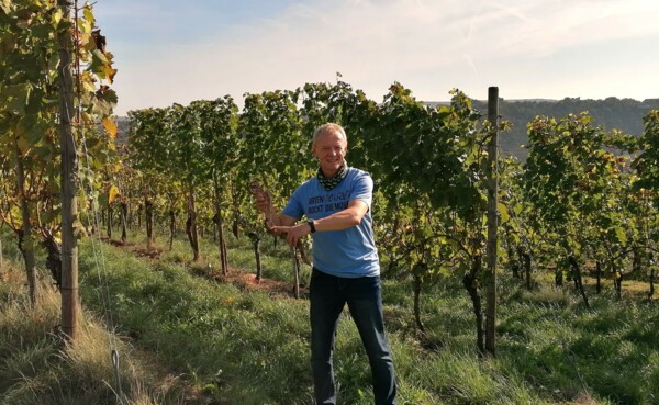 Gästeführer Bernd Doetsch im Weinberg bei der Führung "Der lebendige Weinberg" © Bernd Doetsch Gästeführer Bernd Doetsch im Weinberg bei der Führung „Der lebendige Weinberg“ in Koblenz-Güls © Bernd Doetsch