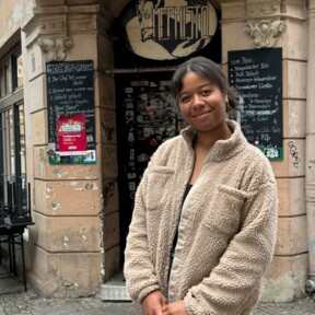 Adissa Ibrahim steht vor der Bar Mephisto © Koblenz-Touristik, Leon Werner