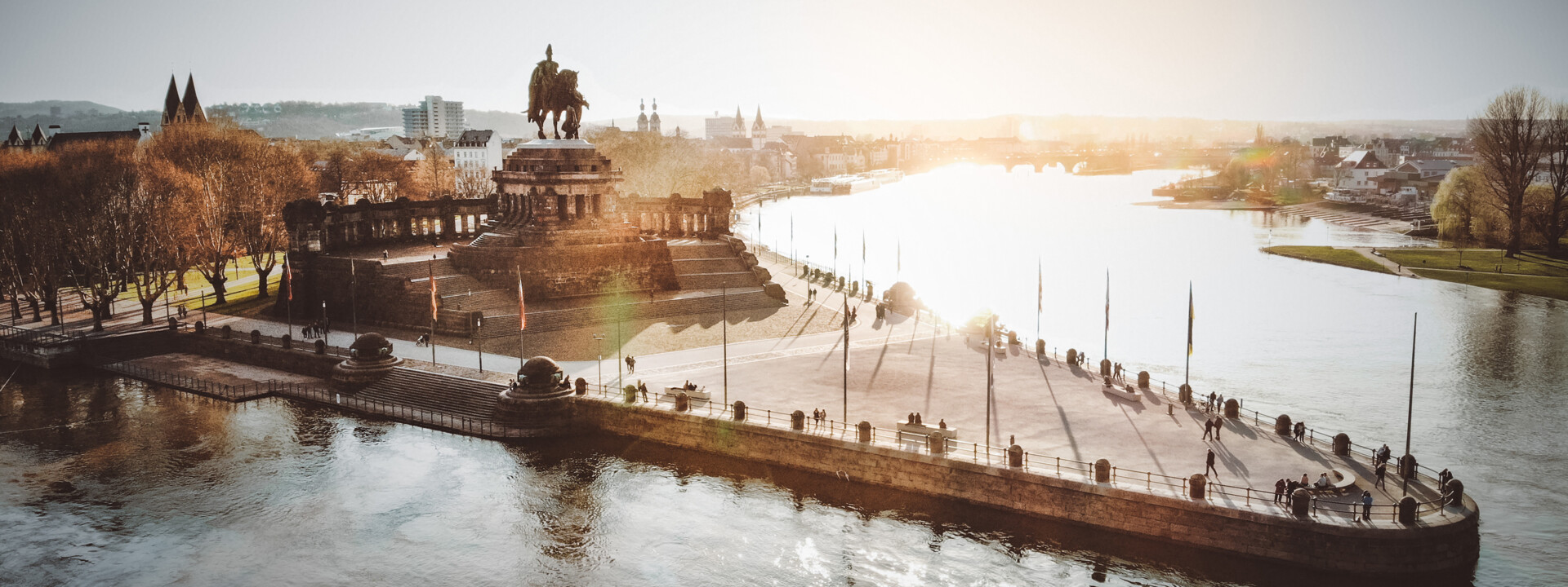 Das Deutsche Eck beim Sonnenuntergang im Herbst © Koblenz-Touristik GmbH, Christian Görtz Das Deutsche Eck beim Sonnenuntergang im Herbst © Koblenz-Touristik GmbH, Christian Görtz