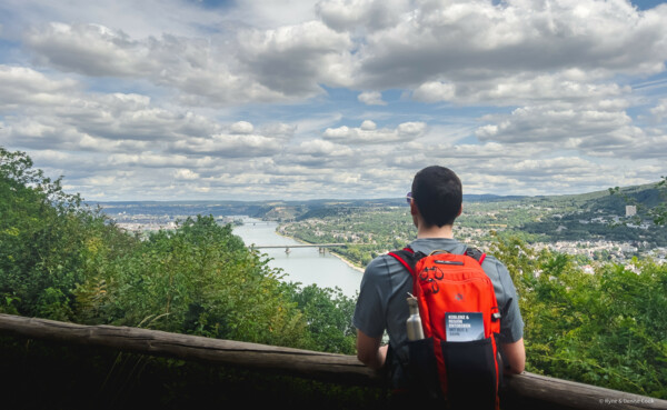© Koblenz-Touristik, Ryne Cook Mann steht am Welterbesteig mit Ausblick auf Koblenz © Koblenz-Touristik, Ryne Cook