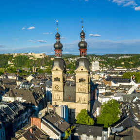 Luftaufnahme der Koblenzer Altstadt mit Liebfrauenkirche im Vordergrund und Florinskirche, Altstadt und Festung Ehrenbreitstein im Hintergrund © Koblenz-Touristik GmbH, Dominik Ketz