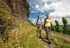 Mann und Frau in Wanderausrüstung auf einem schmalen Wanderweg © Rheinland-Pfalz Tourismus GmbH, Dominik Ketz Mann und Frau in Wanderausrüstung auf einem schmalen Wanderweg © Rheinland-Pfalz Tourismus GmbH, Dominik Ketz