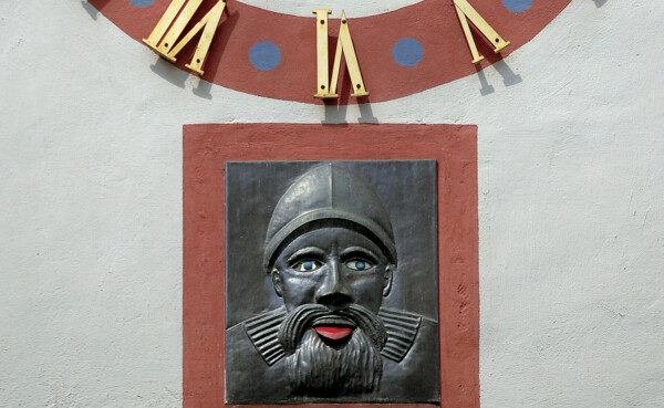 The Koblenz eye roller under a clock on the wall © Koblenz-Touristik GmbH, Augenroller The Koblenz eye roller under a clock on the wall © Koblenz-Touristik GmbH, Augenroller