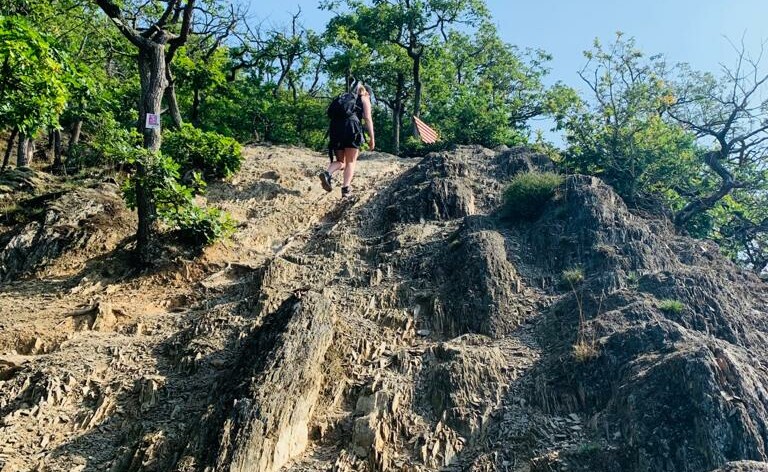 TS Klettersteig Lina auf Felsen NW.jpeg ©  Frau wandert am steilen Abgrund ©