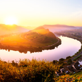 Kampage_2021_Bildmotive-einzeln_1920x1080px_05.2021_01d.jpg ©  Die Moselschleife beim Sonnenaufgang ©