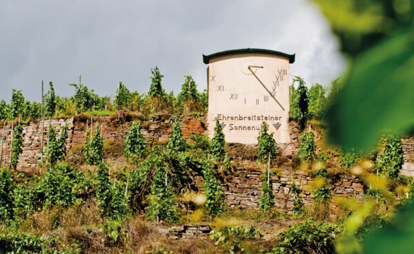 Ehrenbreitsteiner Sonnenuhr auf dem Weinberg vom Weingut Wagner © Fotografenklasse der Julius-Wegeler-Schule, Konstantin Driess Ehrenbreitsteiner Sonnenuhr auf dem Weinberg vom Weingut Wagner © Fotografenklasse der Julius-Wegeler-Schule, Konstantin Driess