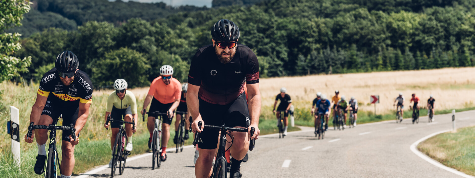 Eine Gruppe von Fahrradfahrern des Race Veló Clubs fährt durch die Natur  © Gerold Hinzen Eine Gruppe von Fahrradfahrern des Race Veló Clubs fährt durch die Natur  © Gerold Hinzen