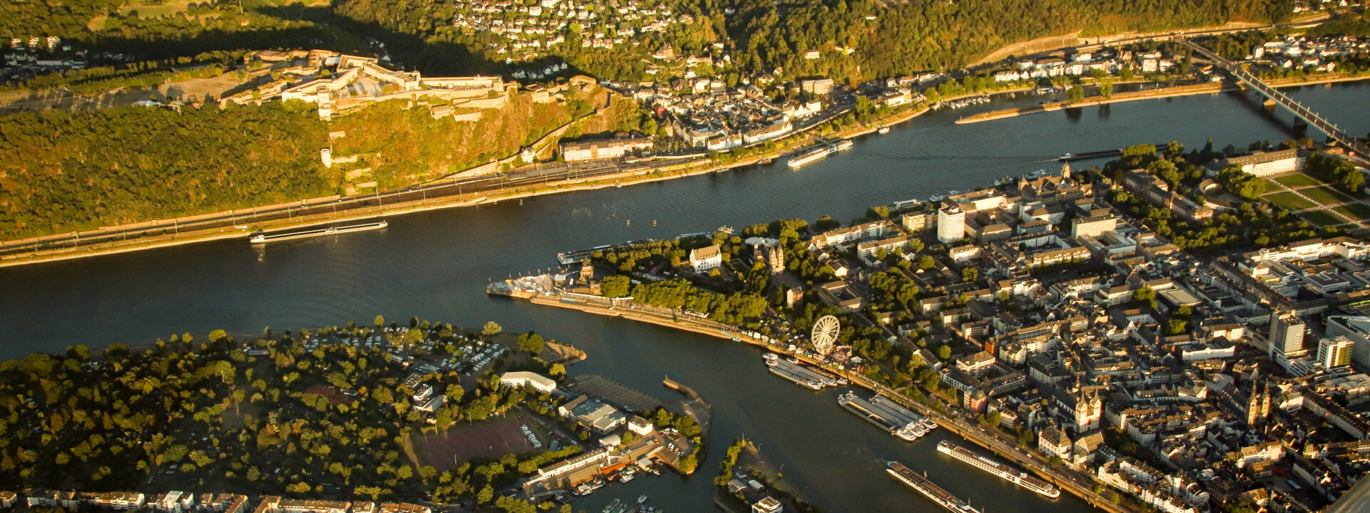 Luftaufnahme Koblenz Deutsches Eck Rhein Mosel © Koblenz-Touristik GmbH, Johannes Bruchhof Luftaufnahme von der Festung Ehrenbreitstein mit Blick auf das Deutsche Eck, die Altstadt und die nähere Umgebung. © Koblenz-Touristik GmbH, Johannes Bruchhof