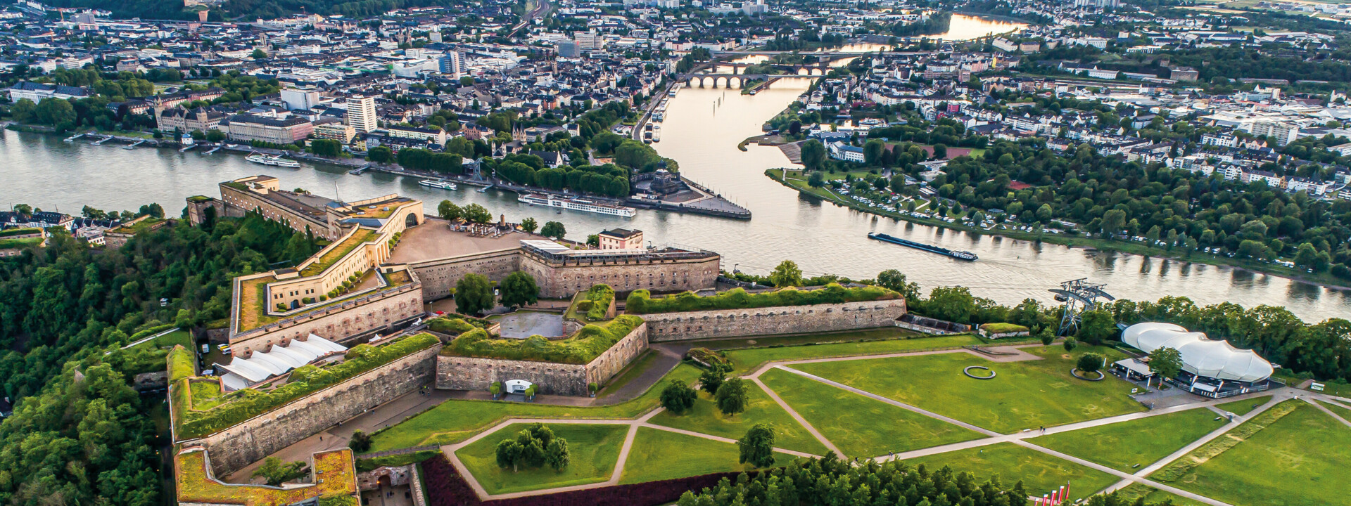© Adobe Stock Luftaufnahme von der Festung Ehrenbreitstein mit dem Deutschen Eck, Rhein, Mosel und Koblenz im Hintergrund © Adobe Stock