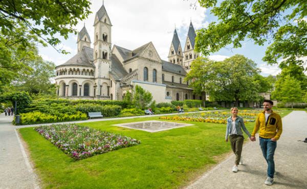 Pärchen Blumenhof Basilika St. Kastor Koblenz © Koblenz-Touristik GmbH, Dominik Ketz Pärchen geht Hand in Hand durch den Blumenhof hinter Basilika St. Kastor © Koblenz-Touristik GmbH, Dominik Ketz