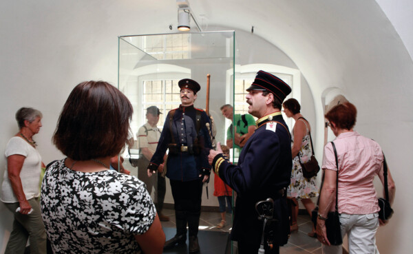 © Koblenz-Touristik GmbH Verkleideter Führer redet mit einer Führungsgruppe im Museum © Koblenz-Touristik GmbH