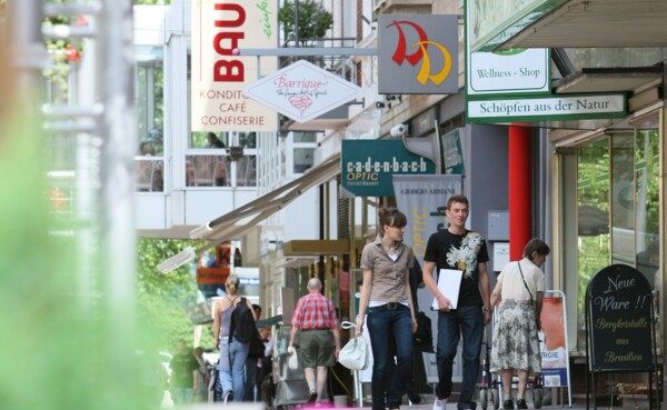 Menschen spazieren in der Löhrstraße in Koblenz © Koblenz-Stadtmarketing GmbH, P!EL Media Menschen spazieren in der Löhrstraße in Koblenz © Koblenz-Stadtmarketing GmbH, P!EL Media