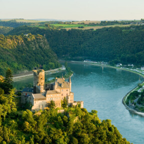 Loreley © Rheinland-Pfalz Tourismus GmbH, Dominik Ketz Luftaufnahme von der Burg Katz mit Loreleyfelsen im Hintergrund und der Rhein fließt durch © Rheinland-Pfalz Tourismus GmbH, Dominik Ketz