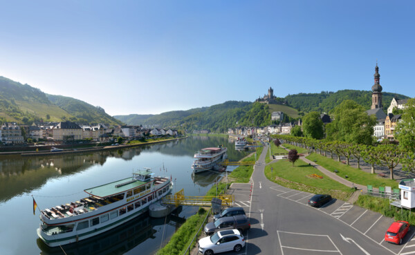 Passagierschiffe angelegt am Moselufer in Cochem mit Reichsburg im Hintergrund © Tourist-Information Ferienland Cochem