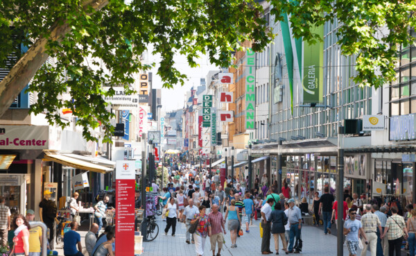 Spazierende Menschen in der Löhrstraße in Koblenz © P!EL Media Spazierende Menschen in der Löhrstraße in Koblenz © P!EL Media