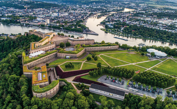 Luftaufnahme von Festung Ehrenbreitstein mit dem Deutschen Eck, Rhein, Mosel und Stadt Koblenz im Hintergrund © Adobe Stock Luftaufnahme von Festung Ehrenbreitstein mit dem Deutschen Eck, Rhein, Mosel und Stadt Koblenz im Hintergrund © Adobe Stock