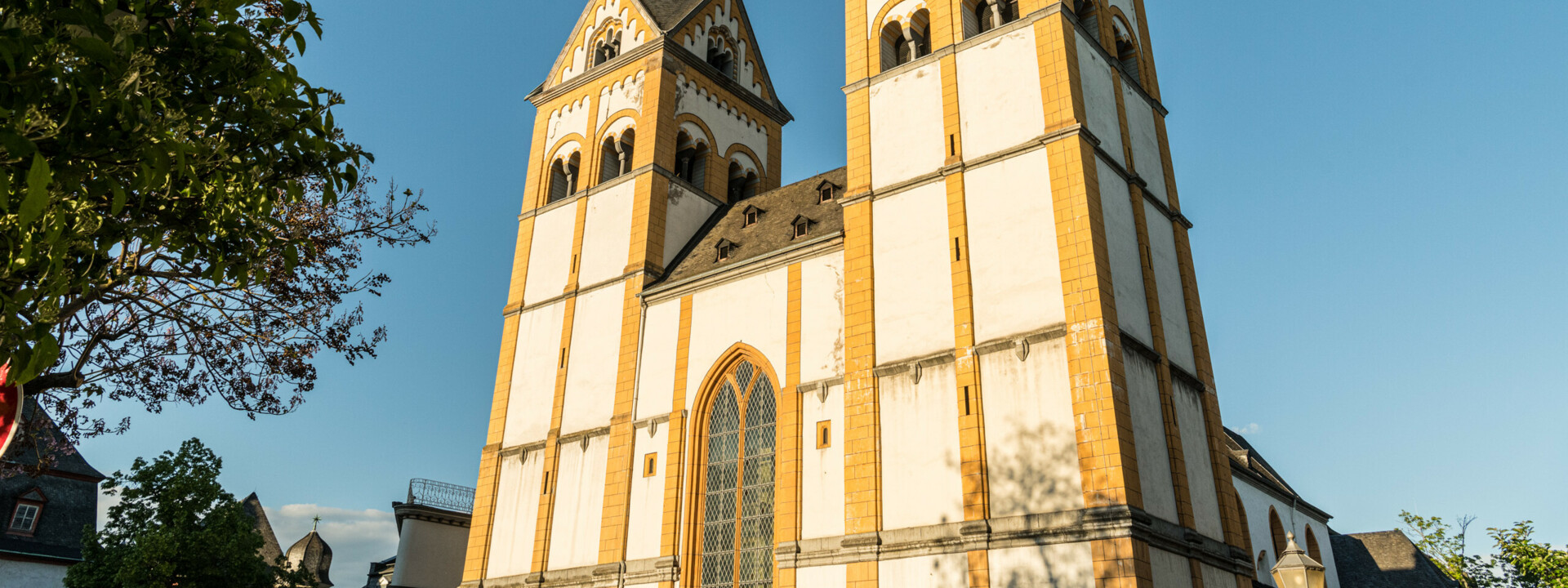Florinskirche Koblenz © Koblenz-Touristik GmbH Die Florinskirche in Koblenz bei blauem Himmel © Koblenz-Touristik GmbH