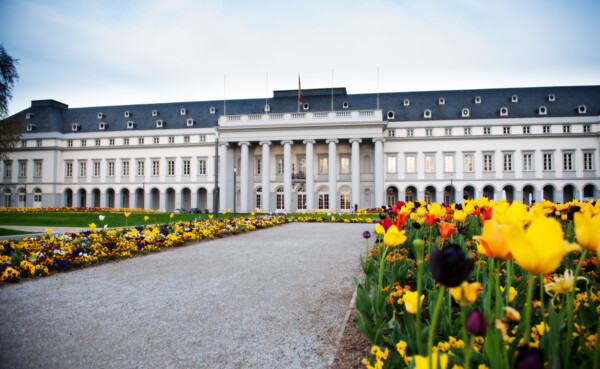 Kurfürstliche Schloss Frühling Blumen Koblenz © Koblenz-Touristik GmbH, Effner Das Kurfürstliche Schloss in Frühling mit blühenden Blumen © Koblenz-Touristik GmbH, Effner