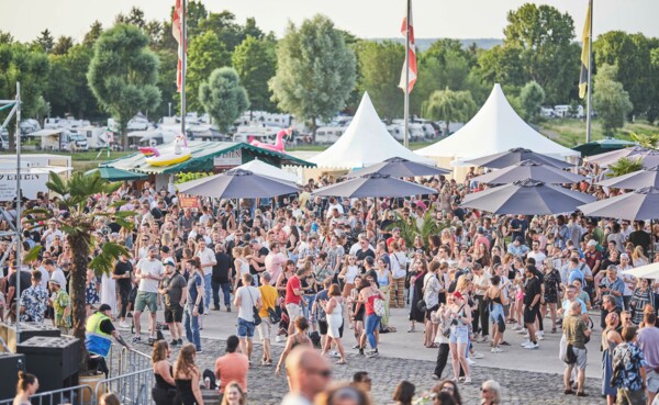 Menschenansammlung am Deutschen Eck zum Electronic Wine Festival © Picture Colada GmbH Menschenansammlung am Deutschen Eck zum Electronic Wine Festival © Picture Colada GmbH