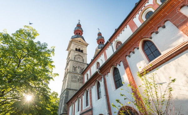 Blick auf die Liebfrauenkirche von Unten mit Sonnenstrahlen hinter einem nebenstehenden Baum © Koblenz-Touristik GmbH, Dominik Ketz Blick auf die Liebfrauenkirche von Unten mit Sonnenstrahlen hinter einem nebenstehenden Baum © Koblenz-Touristik GmbH, Dominik Ketz
