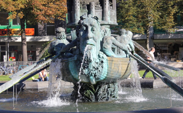 Kulinarische Stadtfuehrung_(c) Koblenz-Touristik_114.jpg ©  Detaillierte Nahaufnahme der Historiensäule. Der Brunnen ist mit Wasser gefüllt und die frontale Skulptur spritz Wasser aus seinem Mund ©