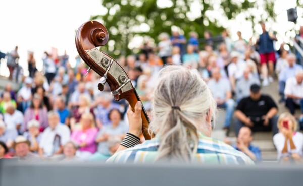 Musiker an der Ufer-Bar auf den Schlossstufen am Rhein in Koblenz während der Veranstaltung „Kulturstufen“ © Koblenz-Touristik GmbH, Kai Myller Musiker an der Ufer-Bar auf den Schlossstufen am Rhein in Koblenz während der Veranstaltung „Kulturstufen“ © Koblenz-Touristik GmbH, Kai Myller