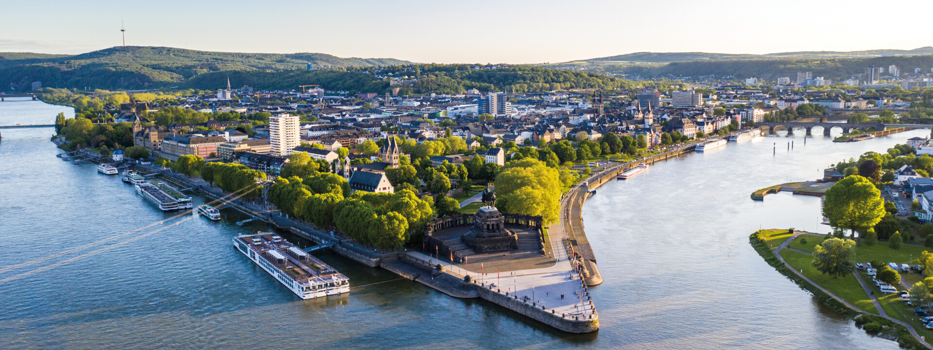 Luftaufnahme Deutsches Eck Koblenz © Koblenz-Touristik GmbH, Dominik Ketz Luftaufnahme vom Deutschen Eck in Koblenz mit der Seilbahn, dem Rhein, der Mosel und Schiffen im Vordergrund © Koblenz-Touristik GmbH, Dominik Ketz