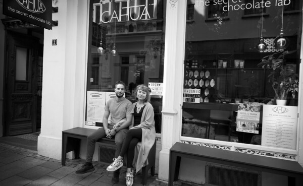 Cahua de geheime chocolade lab © Philip Bruederle  Lucien Krempel en Franka Rössel zitten voor hun winkel "Cahua" © Philip Bruederle