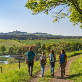 Familie wandert in der Eifel © 