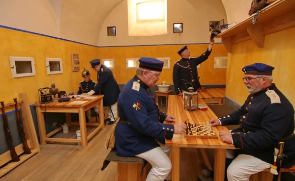 Rekonstruierte preußische Wachstube 1905  © Olaf Schepers Rekonstruierte preußische Wachstube um 1905 auf der Feste Ehrenbreitstein mit Darstellern des Schleswig-Holsteinischen Fußartillerie-Regiments Nr. 9 (Olaf Schepers – mit freundlicher Genehmigung der GDKE – Kulturzentrum Festung Ehrenbreitstein und des Vereins Die Fuß9er e. V.) © Olaf Schepers