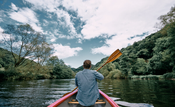 Kanu auf der Lahn © Koblenz-Touristik GmbH, Philip Bruederle Mann von hinten, der in einem Kanu mit Paddel sitzt und über die Lahn fahrt  © Koblenz-Touristik GmbH, Philip Bruederle